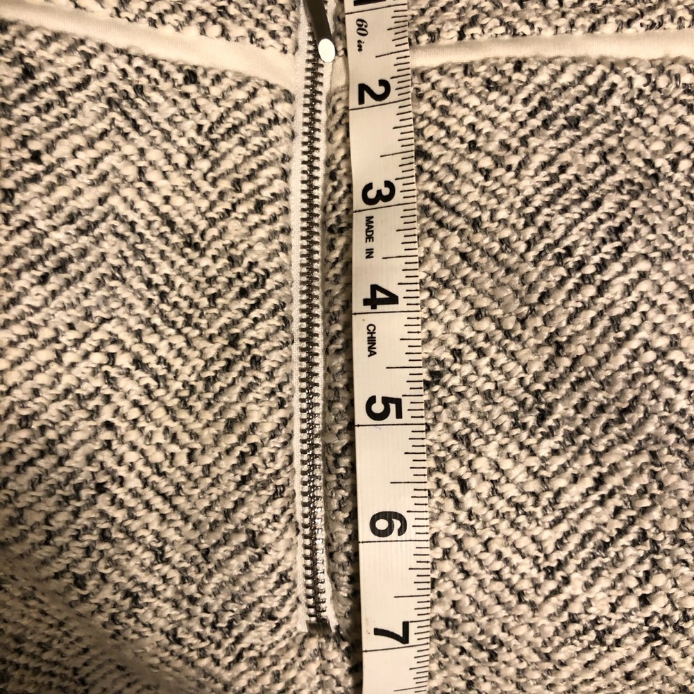 White House Black Market Grey & White Pencil Skirt - Size 8P - Picture 5 of 10